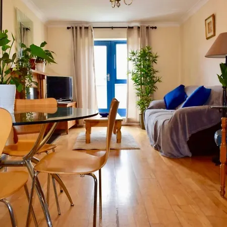 2 Bedroom Beside Merrion Square Apartment *